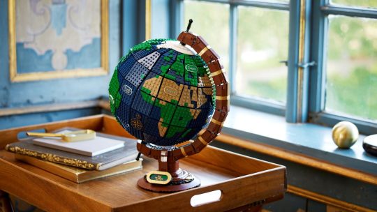Plan je volgende wereldreis met de vintage wereldbol van Lego